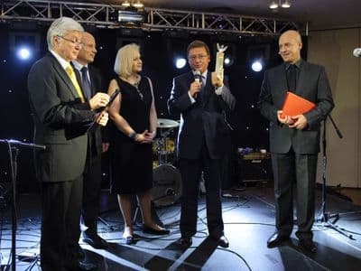 Igor Mitroczuk (drugi z prawej) wręczał Nagrodę Ministra Gospodarki za Najlepszy Wyrób na Targach Złoto Srebro Czas firmie Corundum