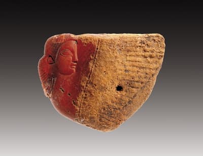 Skrzydlaty sfinks z profilu wykonany z bursztynu; poł. V w. p.n.e. Melfi