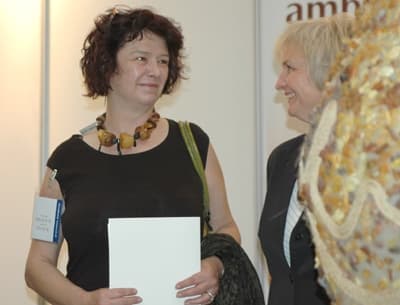 Sylwia Gabszewicz (z lewej) w towarzystwie Ewy Rachoń podczas wręczenia wyróżnienia w Konkursie Publiczności Ambermart 2003 