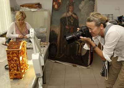 Monika Richardson i Lidia Popiel w pracowni konserwacji Muzeum Zamkowego w Malborku 