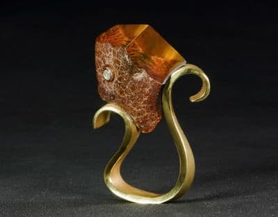 Pierścień z bursztynem bałtyckim z kolekcji "Amber. Around the World"