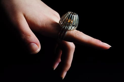 Justyna Chodnikiewicz, pierścionek: bursztyn bałtycki, srebro (CAD/CAM)