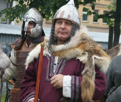 Burmistrz rokrocznie przewodzi paradzie wojów podczas Europejskiego Święta Bursztynu