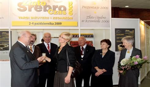 Wręczenie nagrody dla Anny Sado. Pierwsza po prawej: nagrodzona prof. Barbara Kosmowska-Ceranowicz