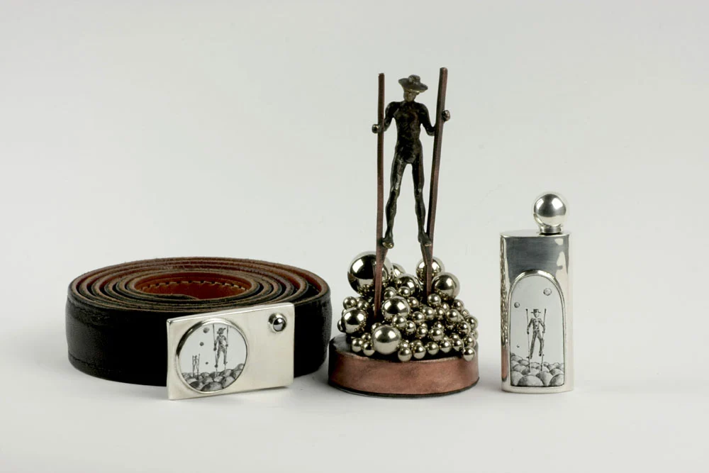 Kamilla rohn klamra paska: srebro, emalia, skór, rok 1989 / obiekt: srebro, stal, miedź, rok 1994 / zapalniczka: srebro, emalia, rok 1994. fot. barbara kańska bielak