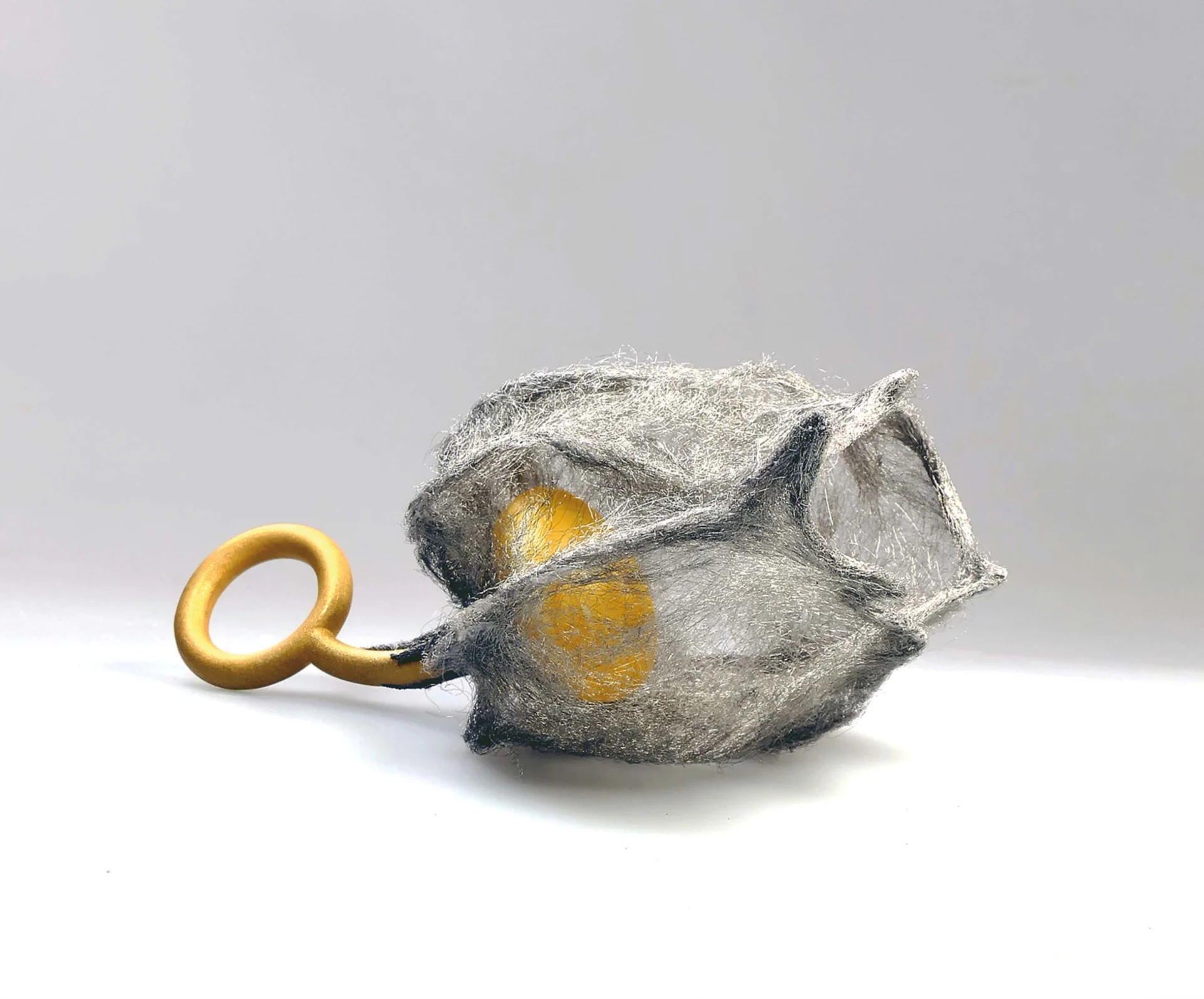 Paweł kaczyński pierścień: bursztyn bałtycki, srebro pozłacane, stal