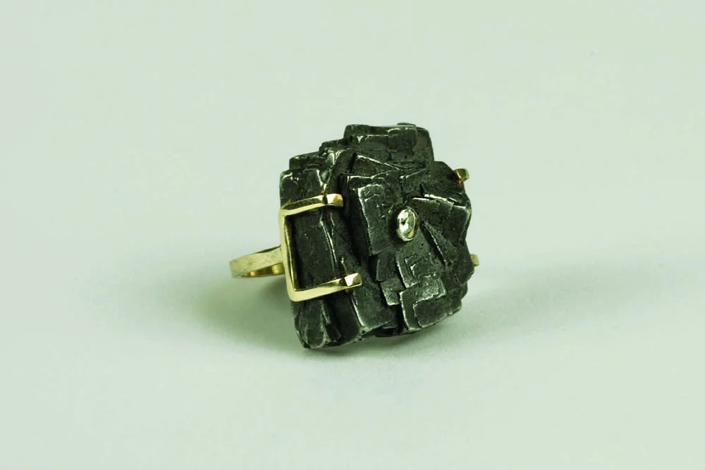 Kamilla rohn pierścionek: złoto, piryt, granaty, rok 2008. fot. barbara kańska bielak