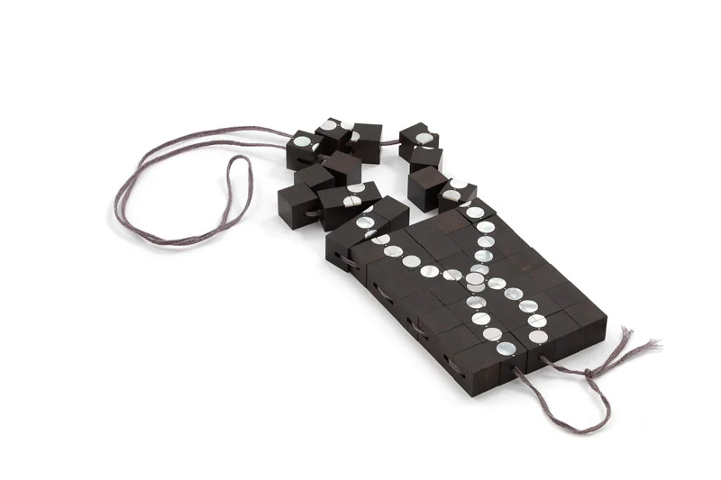 Eva fernandez martos – pearl necklace 2: drewno, macica perłowa, sznurek, farba