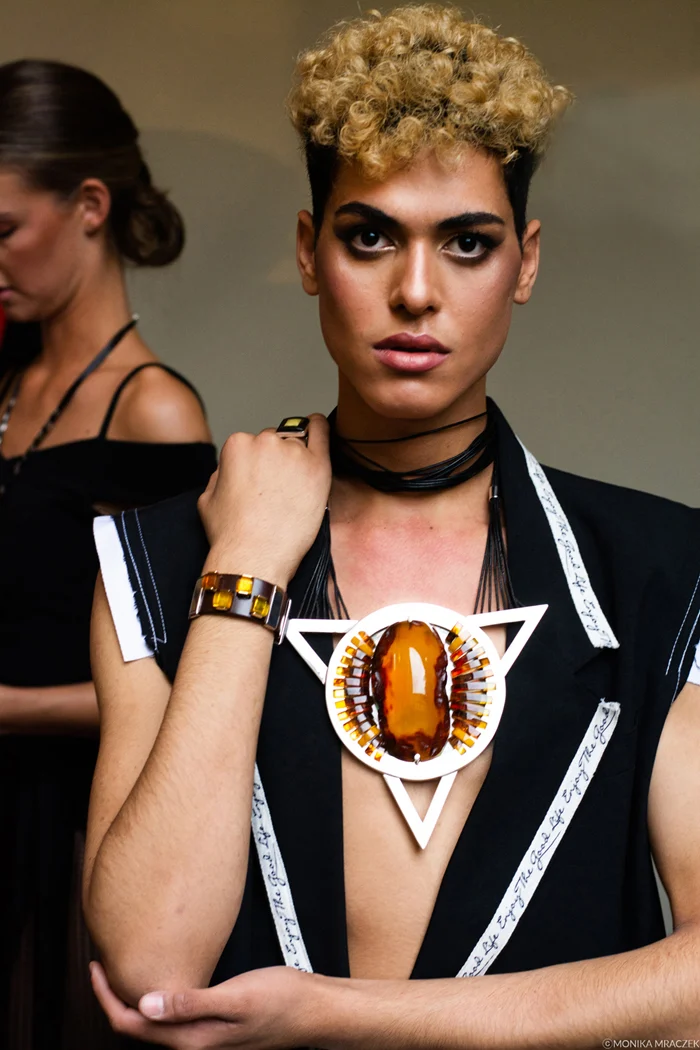 Magdalena arłukiewicz (moda) & aleksander gliwiński (biżuteria). fot. monika mraczek