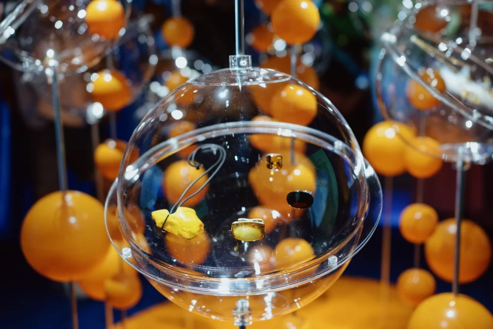 „kapsuła przyszłości / treasure box of the future” biżuteria sławomira fijałkowskiego. fot. bartosz bańka