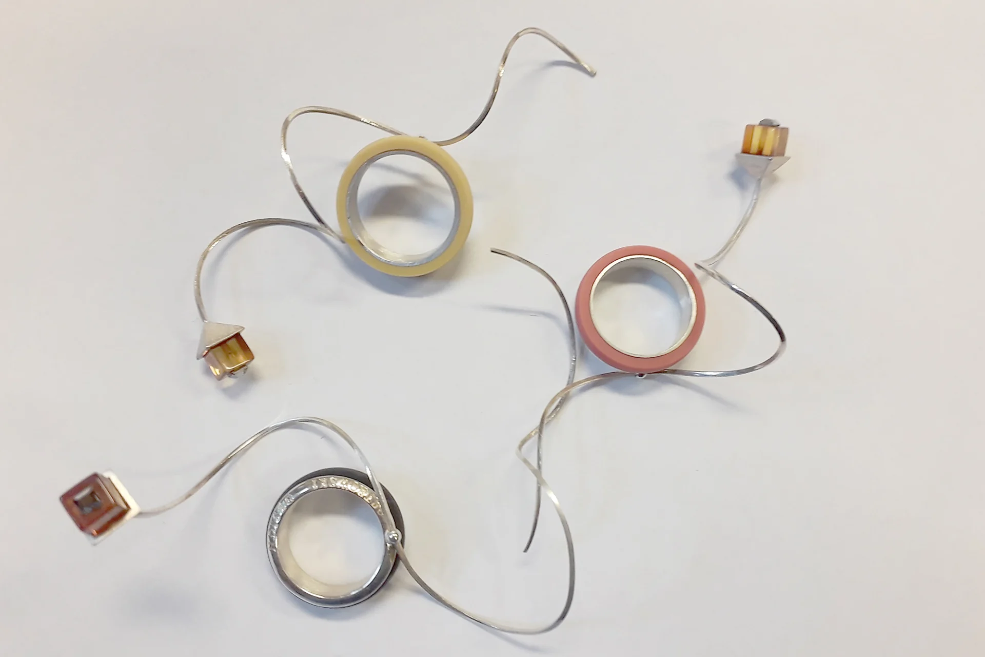 Jacek ostrowski, pierścionki, dar krajowej izby gospodarczej bursztynu