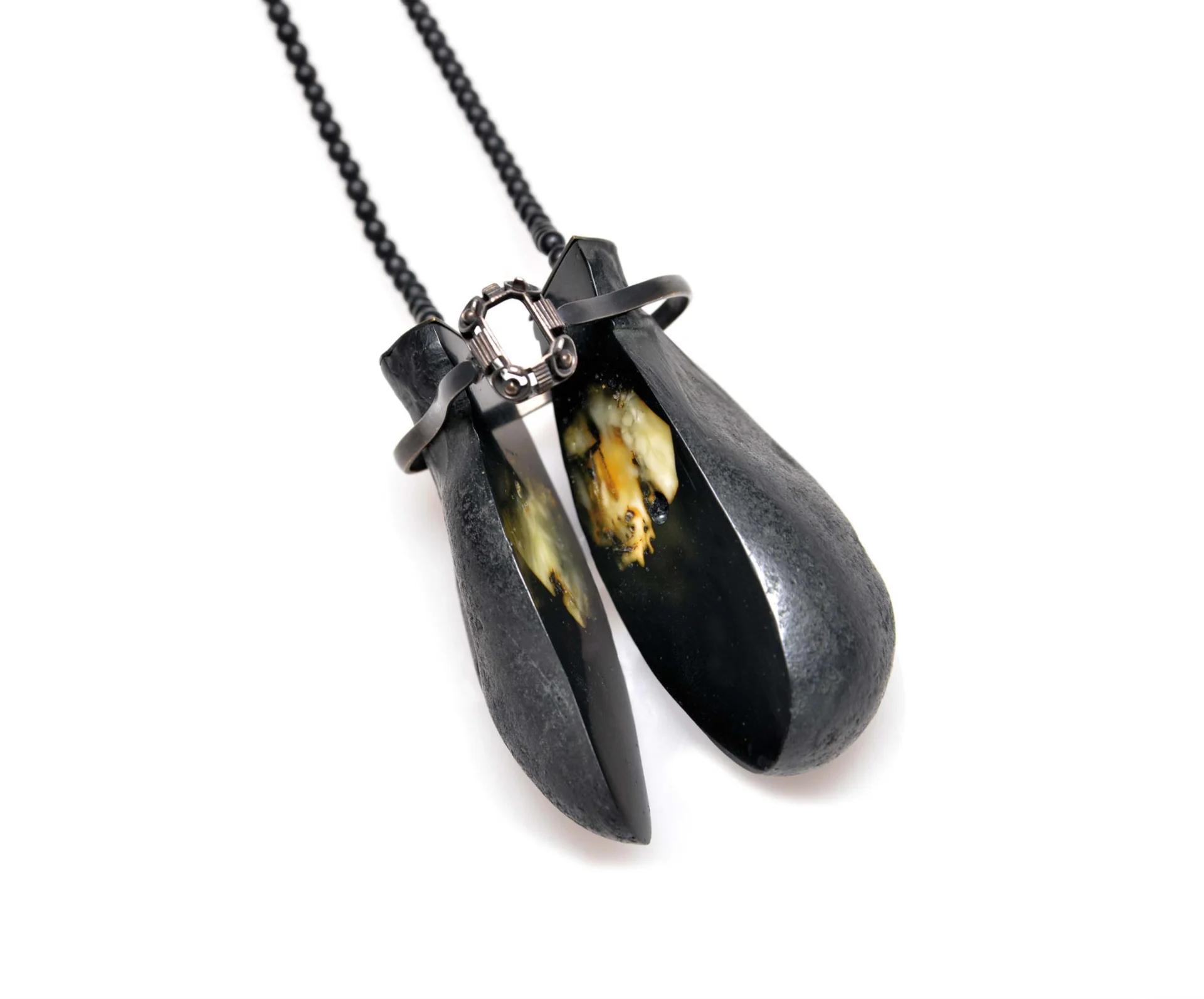 Sergiusz kuchczyński wisior: bursztyn bałtycki, srebro, żywica