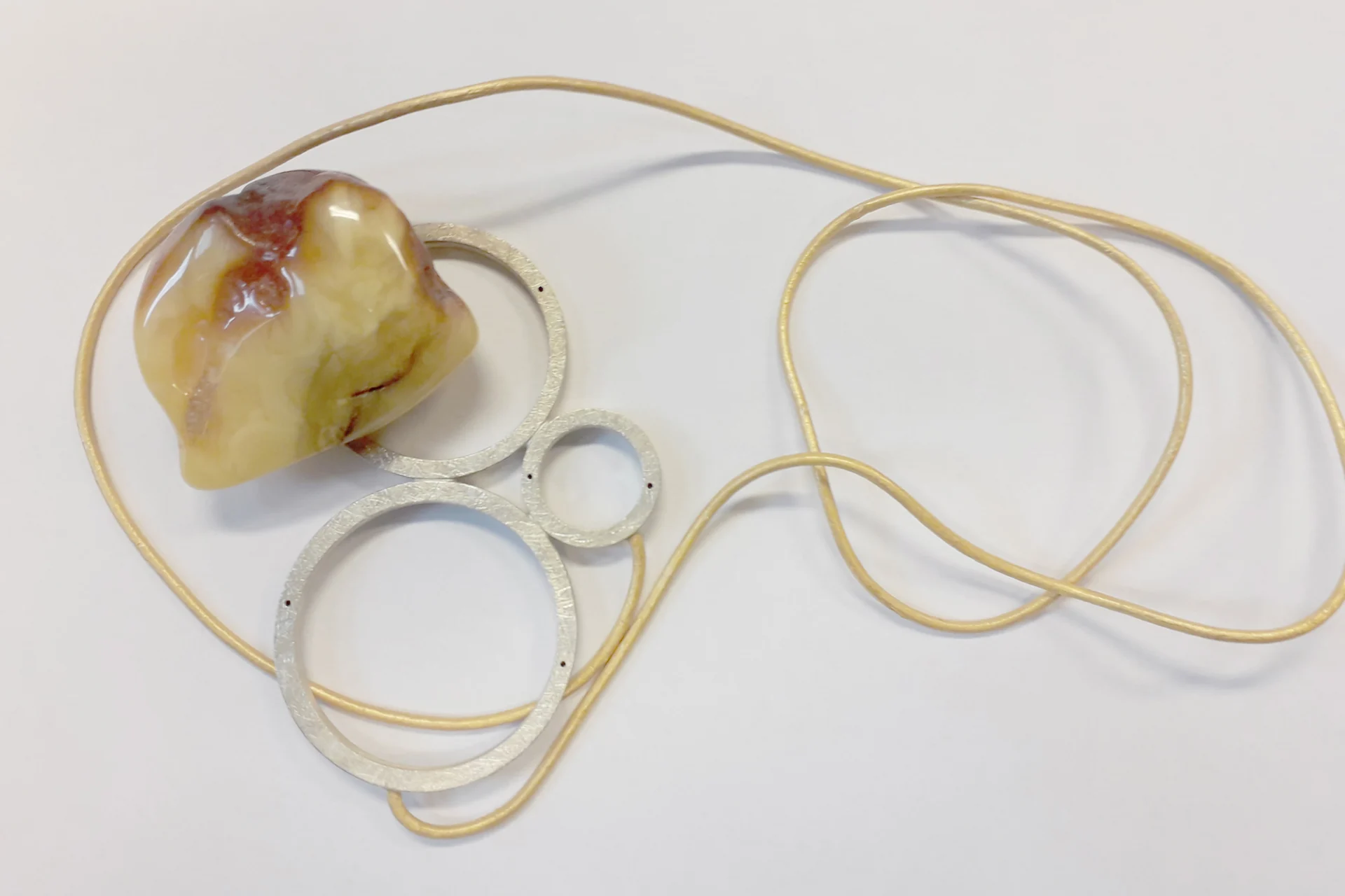 Jolanta kupniewska, wisior dar krajowej izby gospodarczej bursztynu