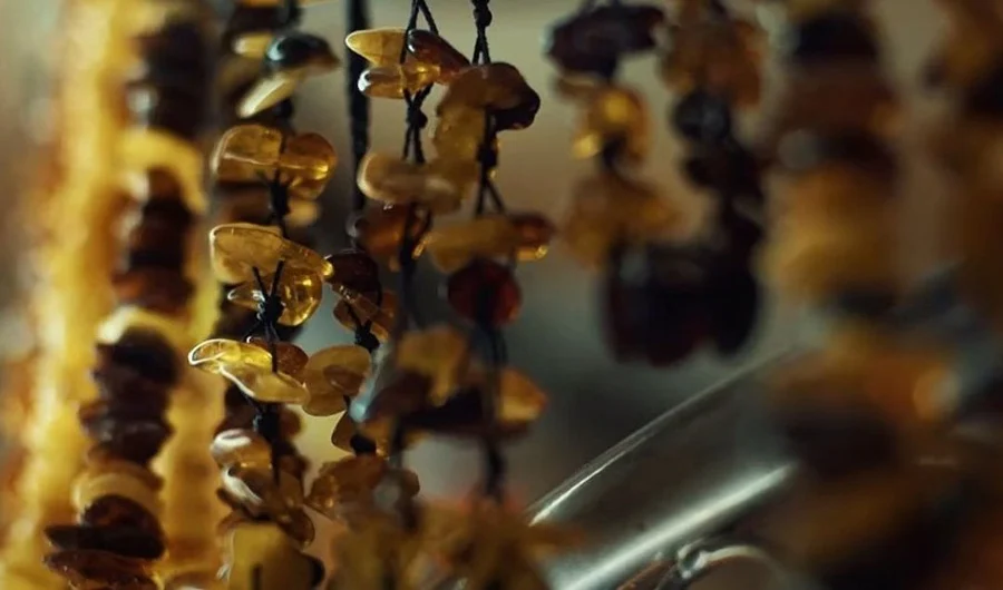 Kadr z filmu "zdzisław bziukiewicz bursztyniarz". fot. materiał prasowy umwm