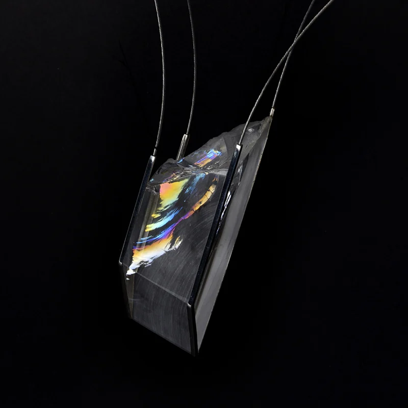 Jarosław kolec: naszyjnik zdobiony kryształem górskim