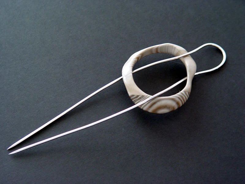 Jarosław kolec: brosza krzemień pasiasty i srebro