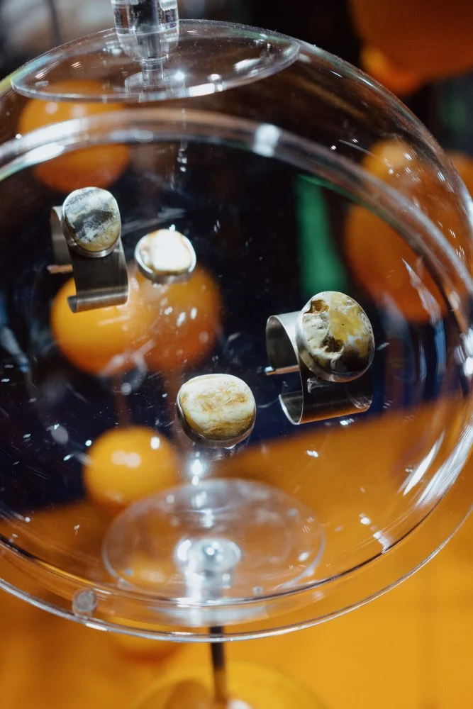 „kapsuła przyszłości / treasure box of the future” biżuteria doroty ceneckiej. fot. bartosz bańka