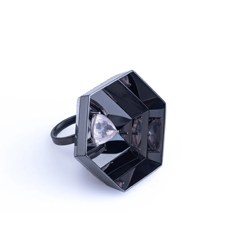 Eszter sára kocsor – pierścień czarne lustro: stal, kwarc różowy