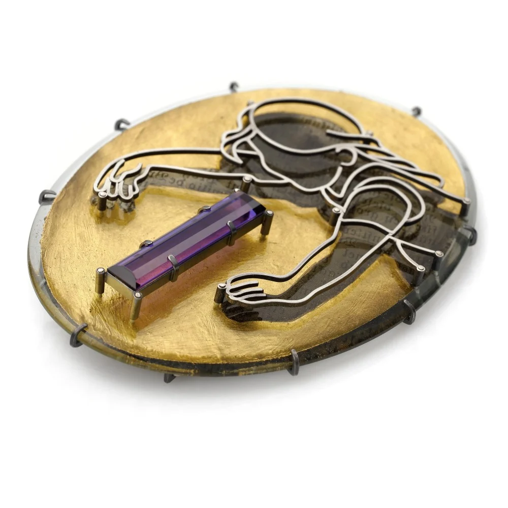 Jana machatová brosza: cud, srebro, papier, złota folia, żywica, syntetyczny kamień szlachetny, 2022