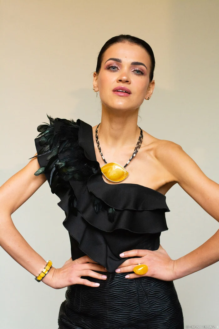 Magdalena arłukiewicz (moda) & aleksander gliwiński (biżuteria). fot. monika mraczek