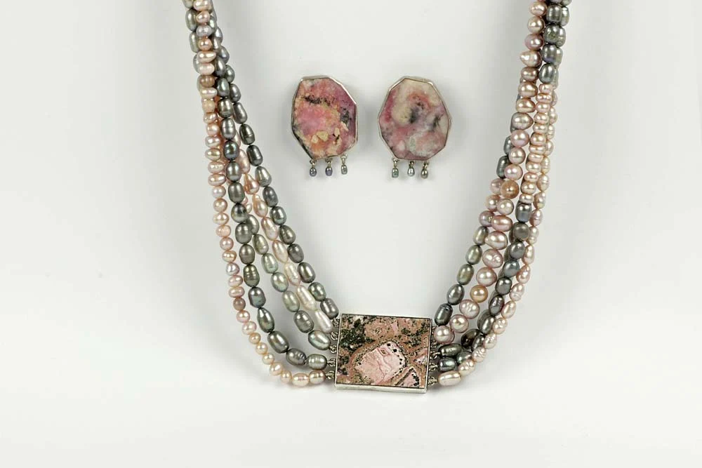 Kamilla rohn naszyjnik, kolczyki: srebro, perły, rodochrozyt. fot. barbara kańska bielak