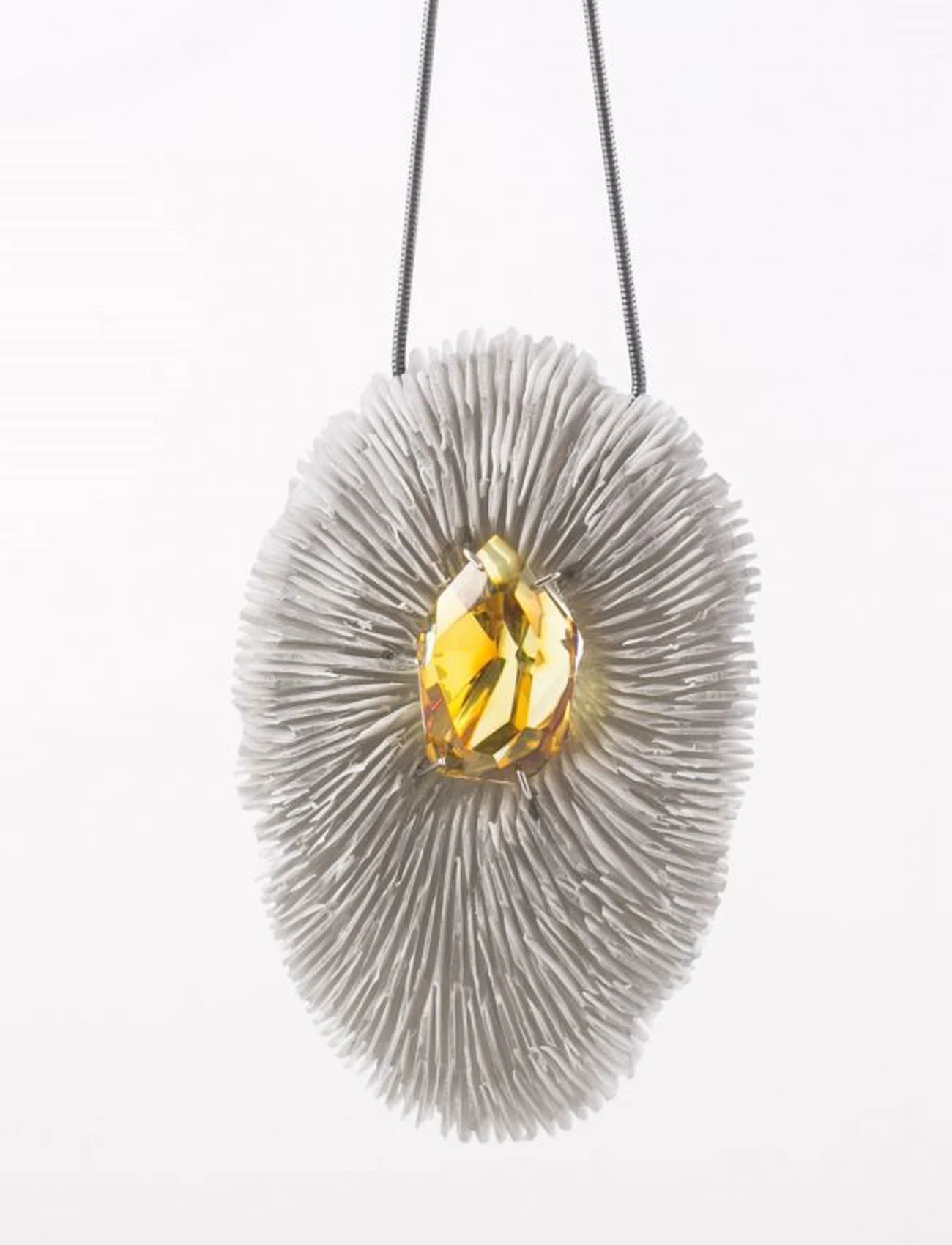 Marcin tymiński naszyjnik "simply amber". fot. muzeum gdańska