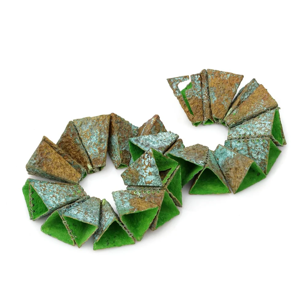 Kirsten plank naszyjnik: narastanie zieleni, szyty mosiądz, pigment, 2015