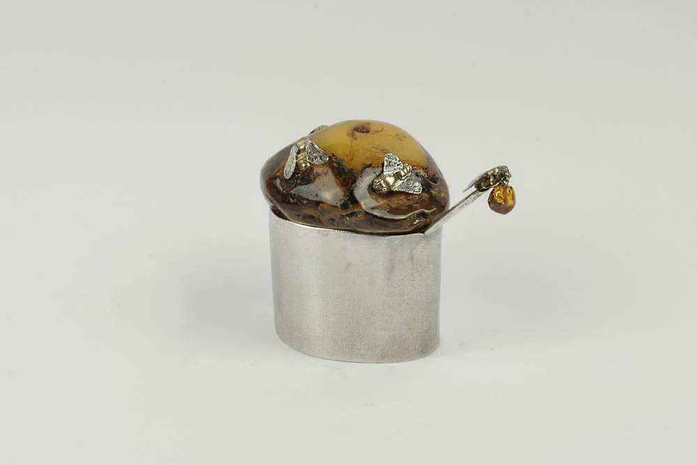 Kamilla rohn czarka na miód: srebro, bursztyn. fot. barbara kańska bielak