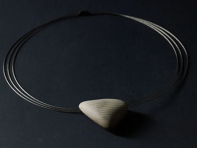 Jarosław kolec: naszyjnik zdobiony krzemieniem pasiastym