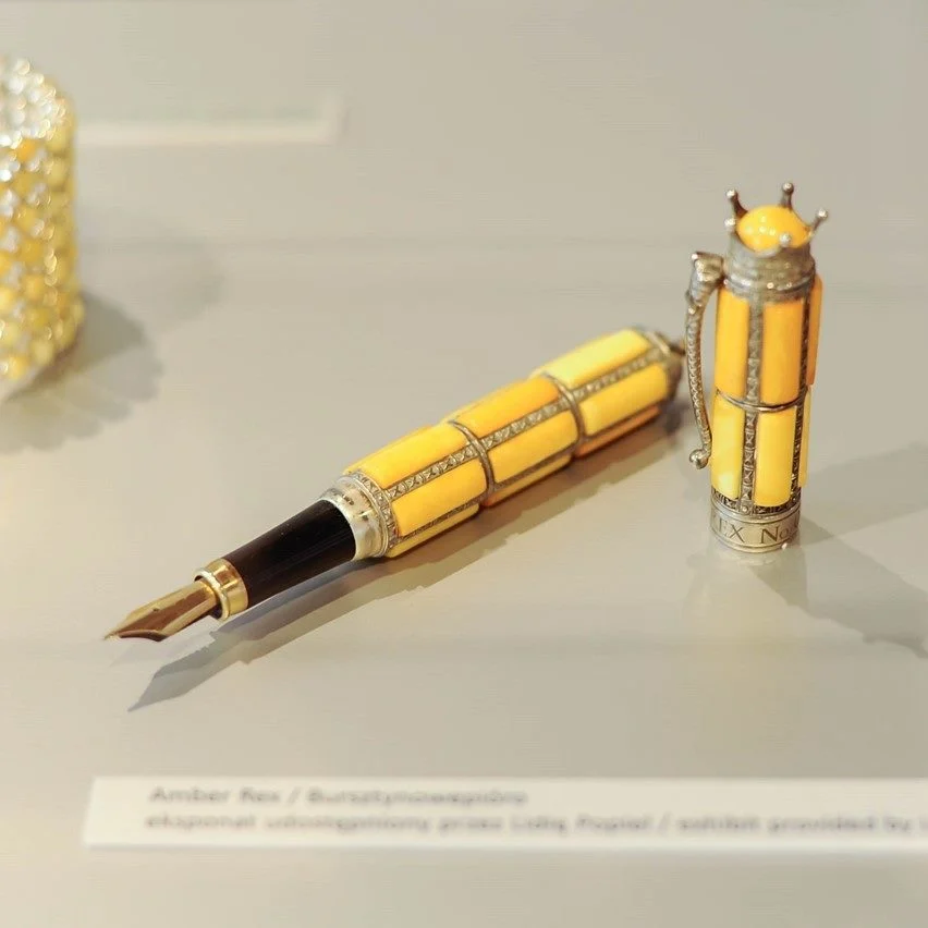 Bursztynowe pióro amber rex. fot. muzeum gdańska