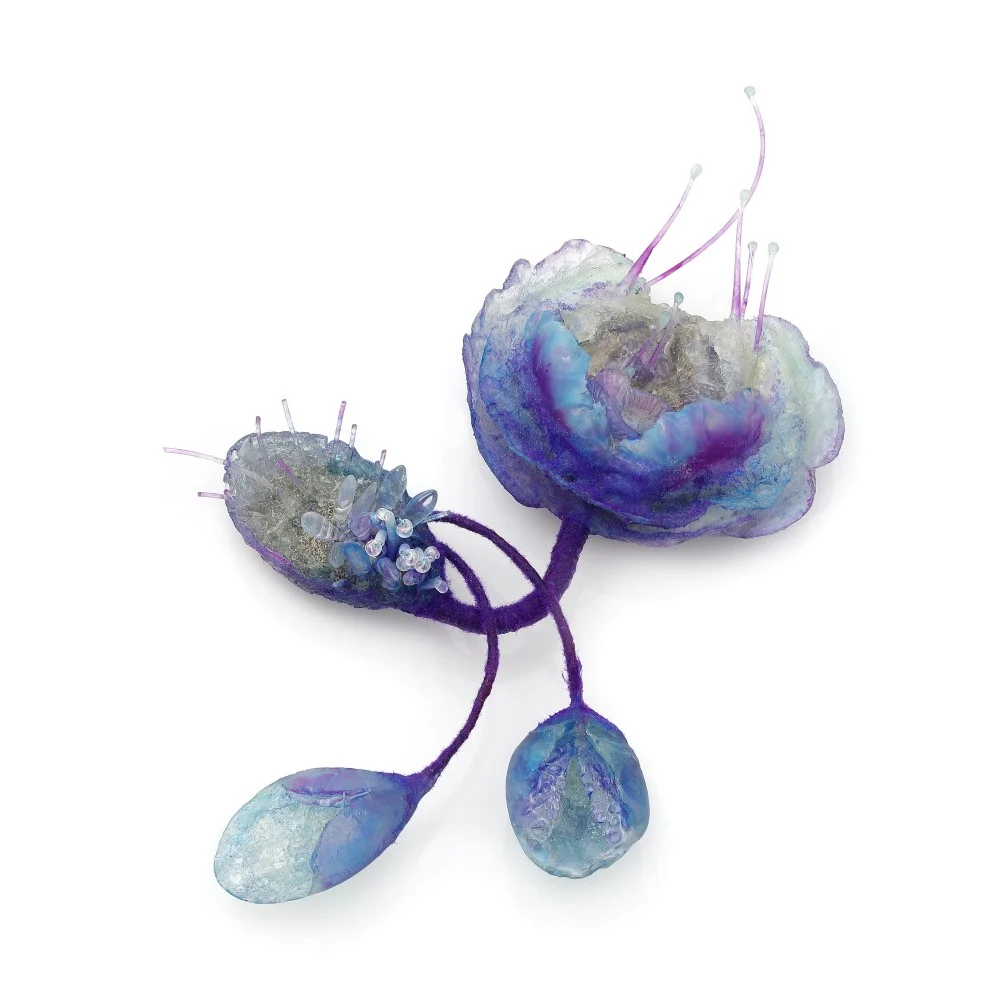 Sława tchórzewska – brosza: tajemniczy ogród, włókniny, żywice, nici, silikon, szkło, 2023