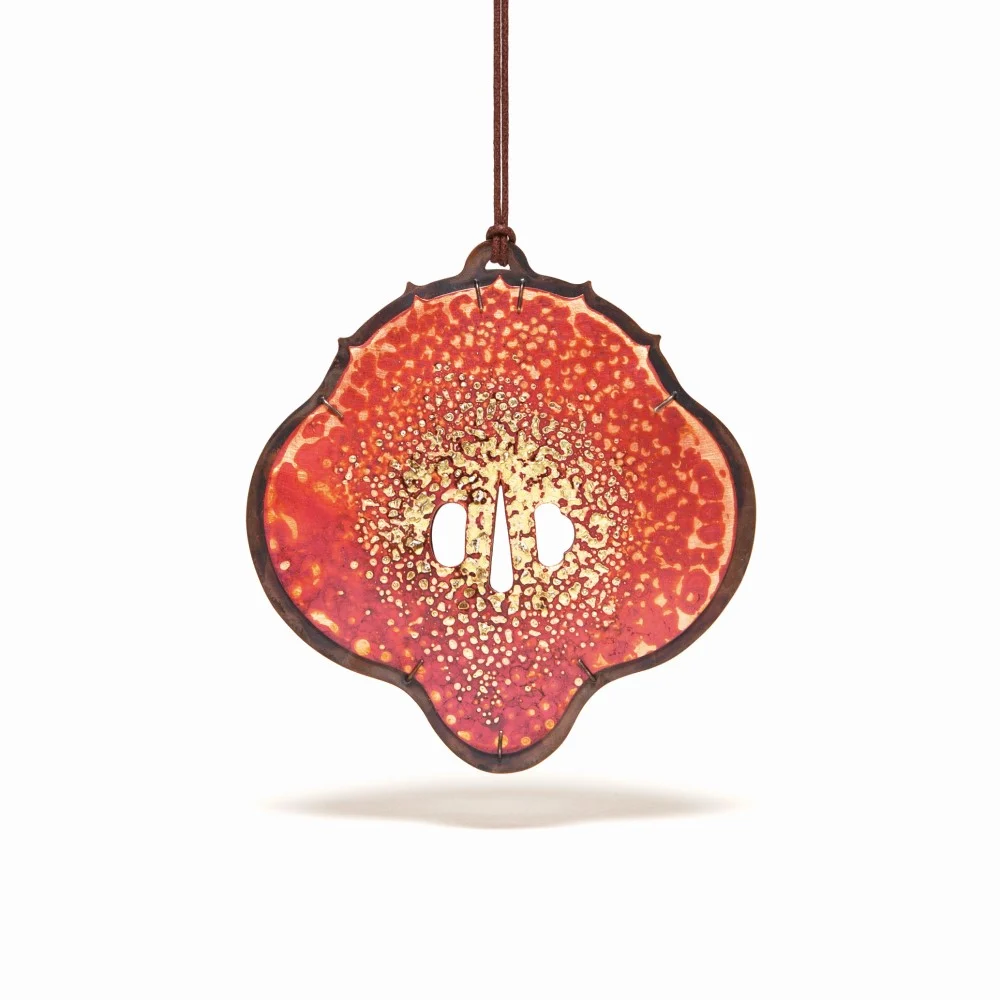 Takayoshi terajima – wisior: tsuba, miedź, cynk, emalia, żelazo, żyłka, niklowane srebro, 2017