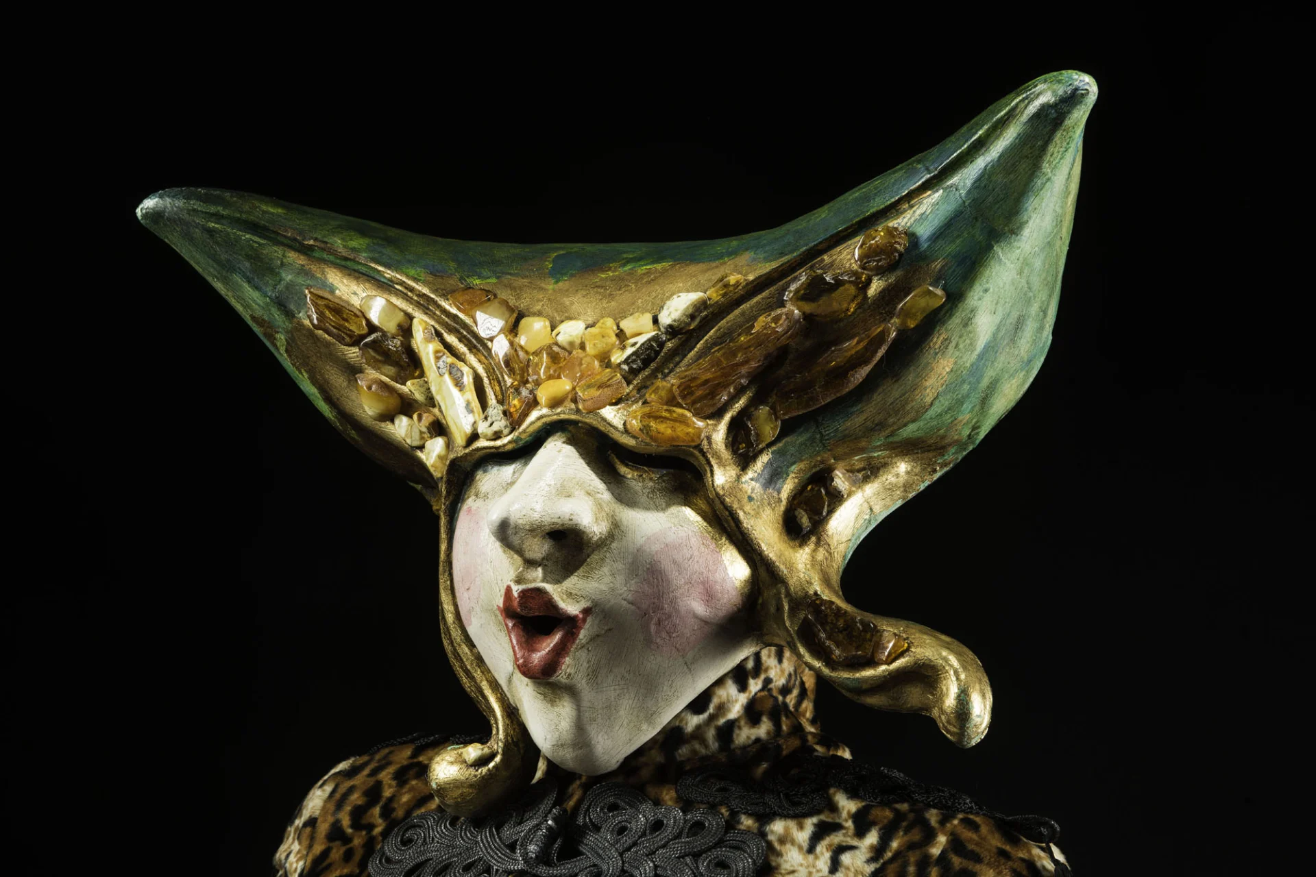 Sergio i massimo boldrinowie maska wenecka zdobiona bursztynem, dar autorów. fot. muzeum gdańska