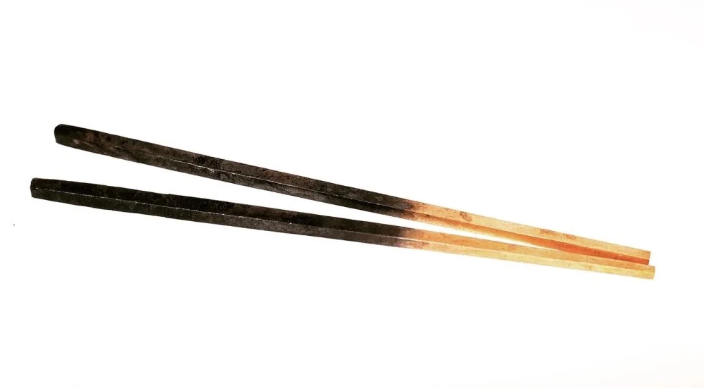 Visa eino eduard nurmi – pałeczki do jedzenia: bez tytułu, kute i złocone żelazo, 2022