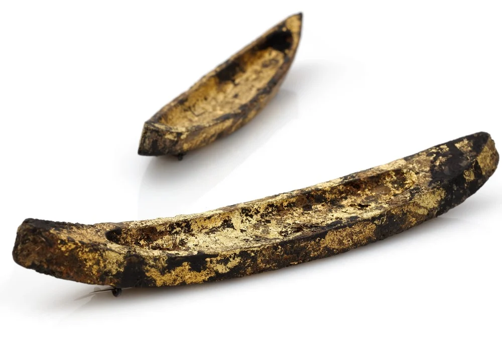 Zhipeng wang – brosze: złota łódź, jesienne liście, 24kt złota folia, srebro 925, pigment, 2022