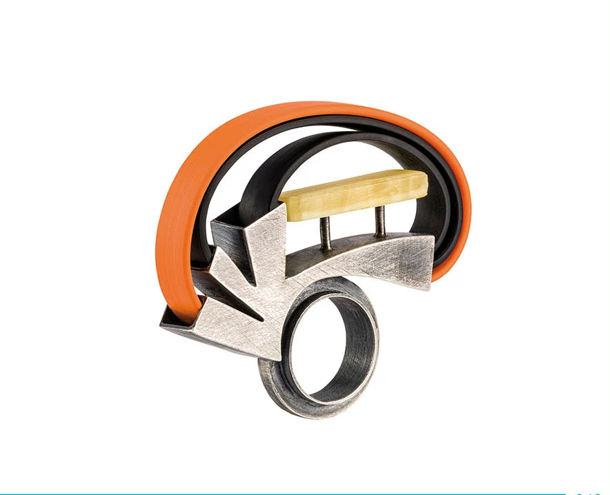 Andrzej kupniewski pierścionek: bursztyn bałtycki, srebro, guma