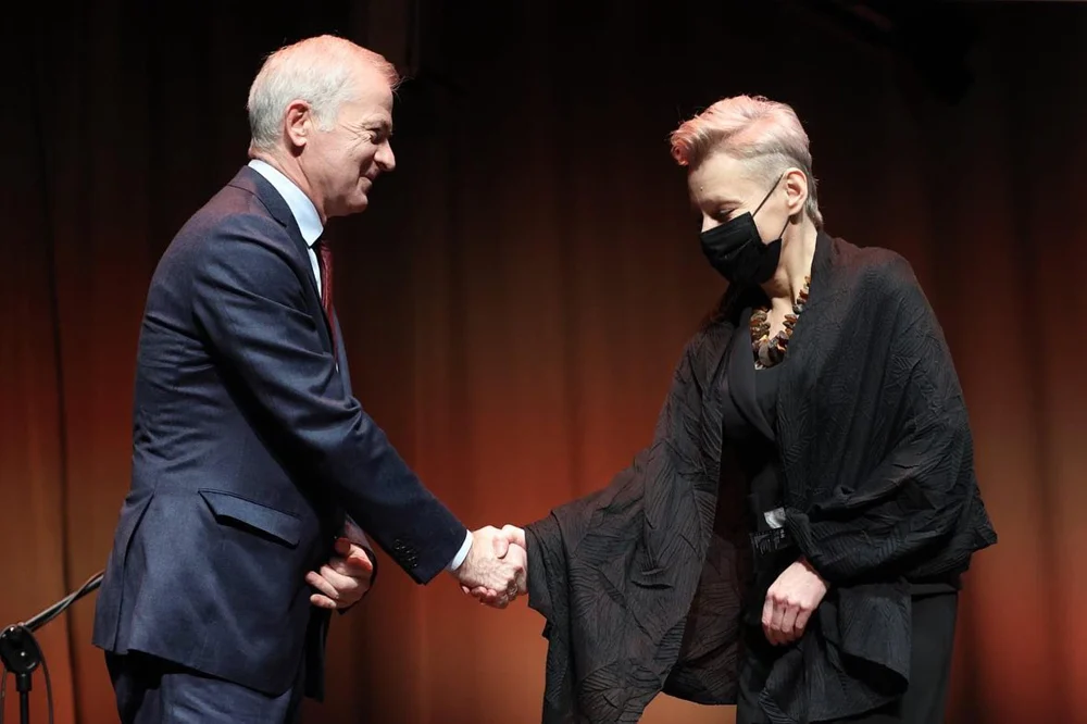 Ewa wagner wysiecka odbiera nagrodę specjalną marszałka senatu z rąk senatora sławomira rybickiego. fot. grzegorz mehring / gdansk.pl