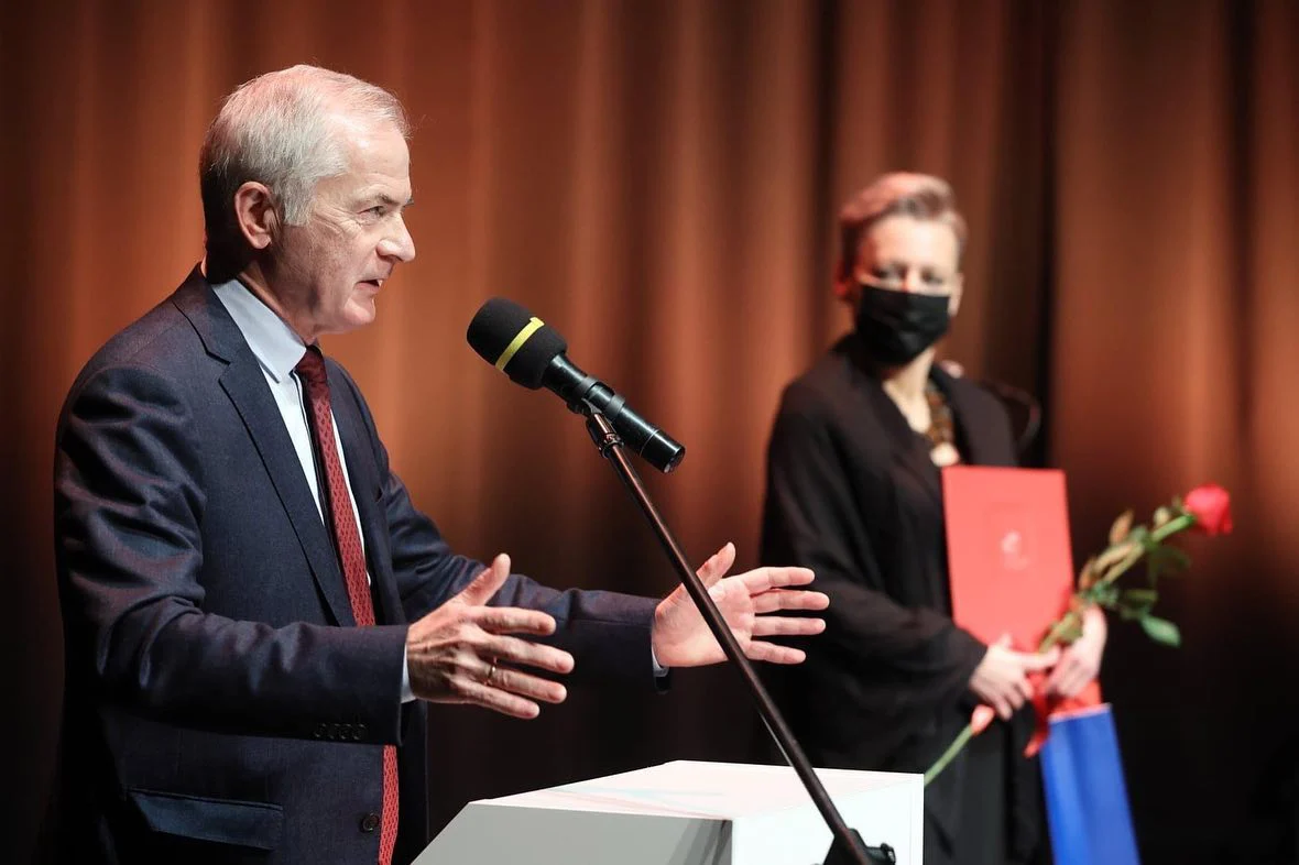 Ewa wagner wysiecka odbiera nagrodę specjalną marszałka senatu z rąk senatora sławomira rybickiego. fot. grzegorz mehring / gdansk.pl