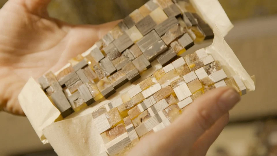 Z bursztynu i drewna znalezionego na plaży w pracowni marty włodarskiej powstanie biżuteria