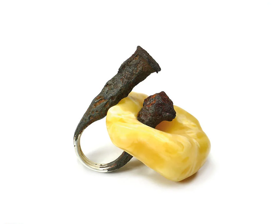 Paweł kaczyński: pierścionek bursztyn bałtycki, stal węglowa