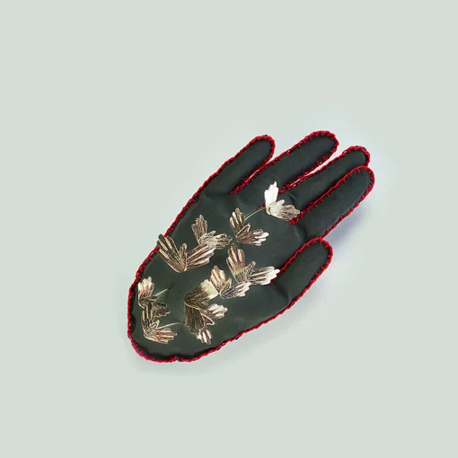 Martina obid mlakar (słowenia) poduszka dotyków, brosza: tkanina odblaskowa, czerwona nitka, srebro 925