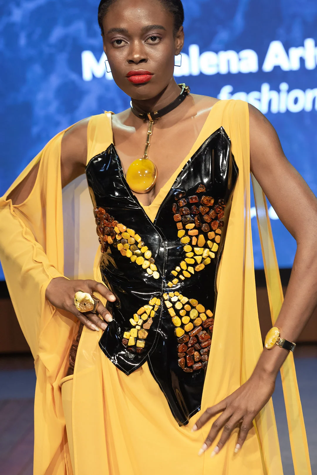 „belle epoque lo lo fuller”: magdalena arłukiewicz (moda) i aleksander gliwiński (biżuteria). fot. jacek ożóg