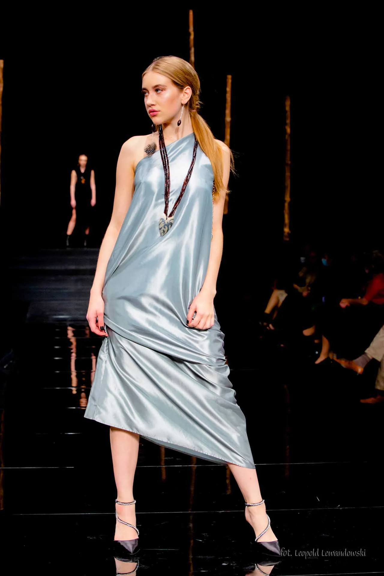Pokaz joanny weyny (moda) i art7 wojciech kalandyk (biżuteria) w teatrze szekspirowskim. fot. leopold lewandowski