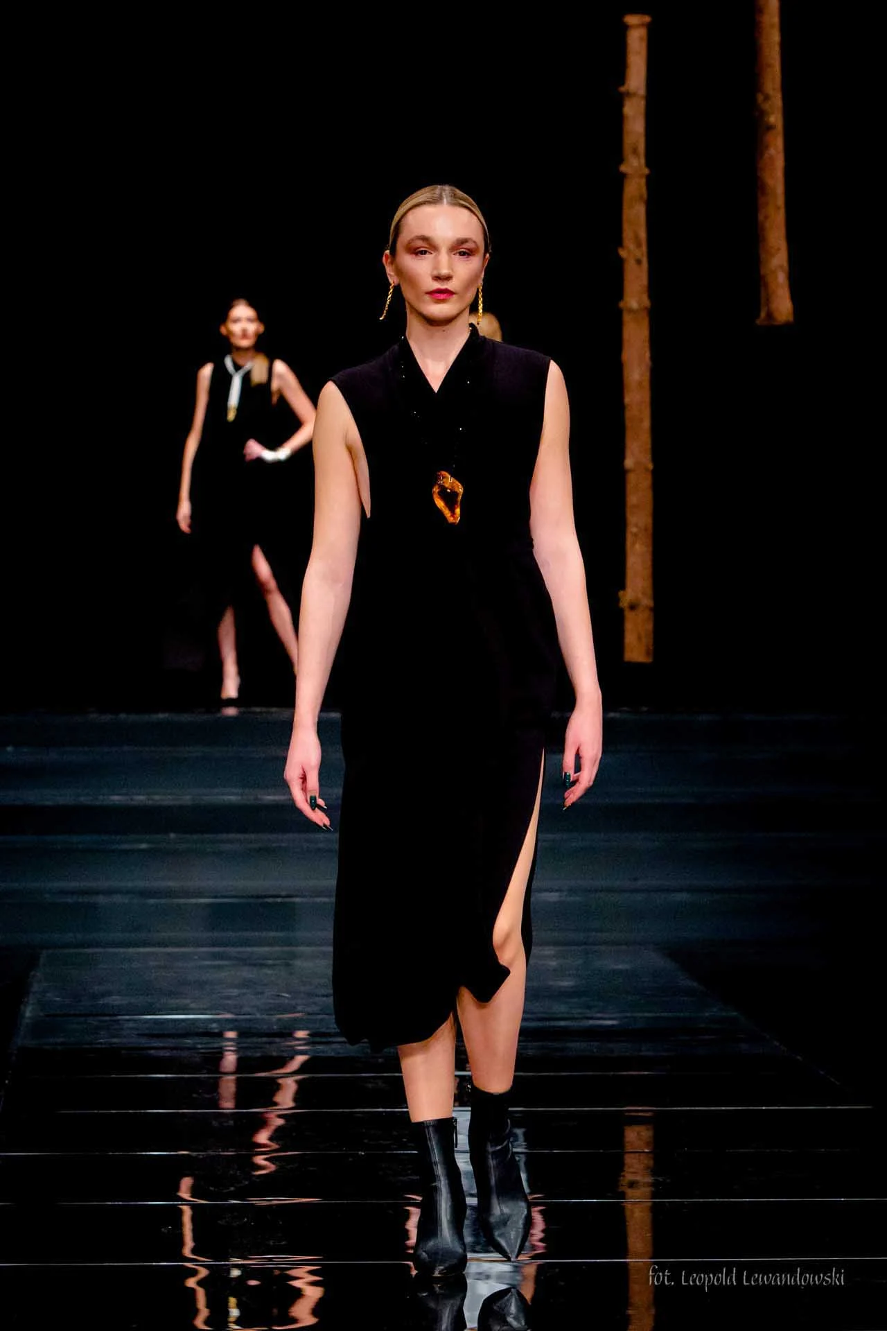Pokaz joanny weyny (moda) i art7 wojciech kalandyk (biżuteria) w teatrze szekspirowskim. fot. leopold lewandowski