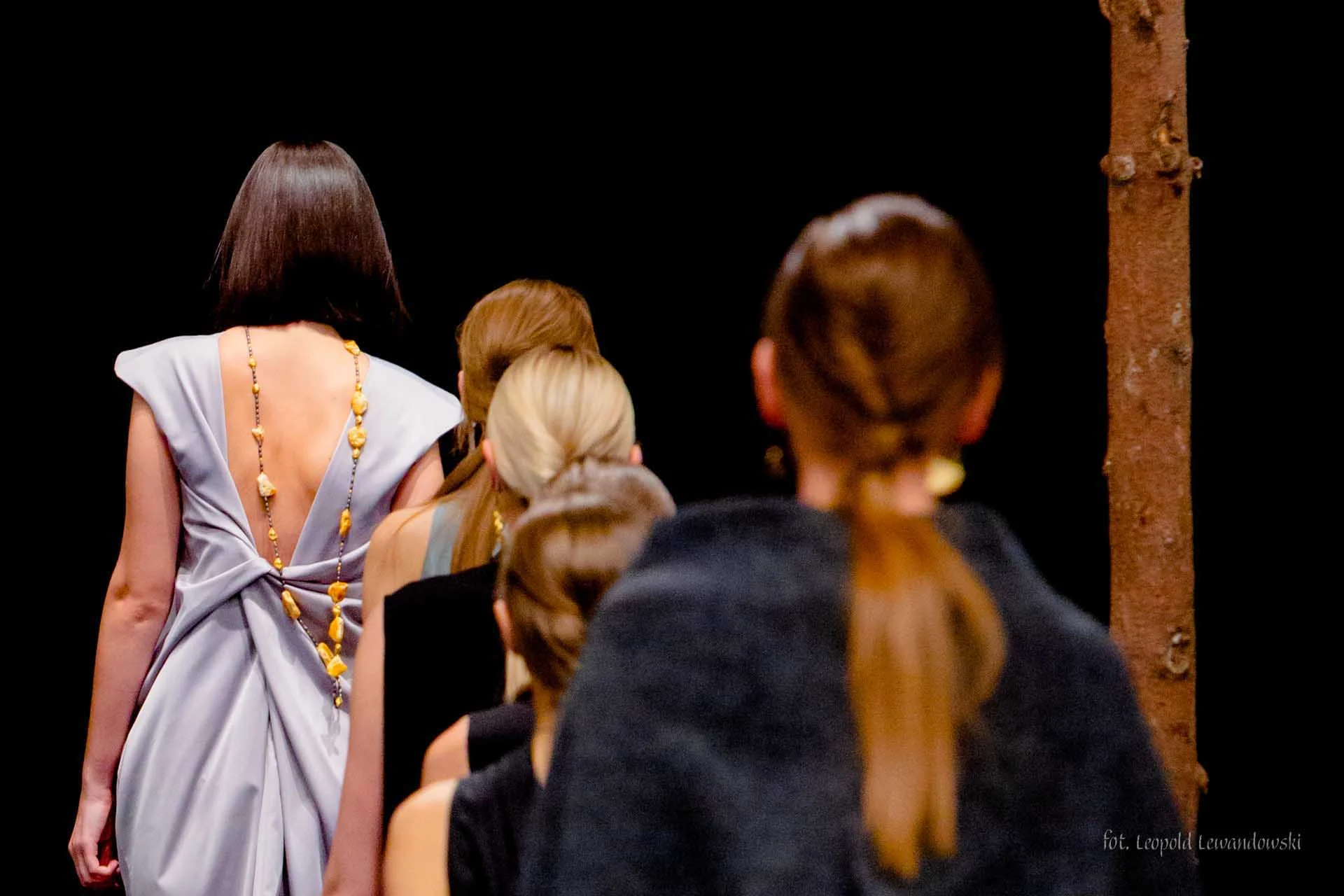 Pokaz joanny weyny (moda) i art7 wojciech kalandyk (biżuteria) w teatrze szekspirowskim. fot. leopold lewandowski