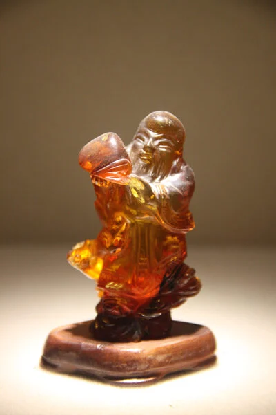 Bursztyn figurka japonska