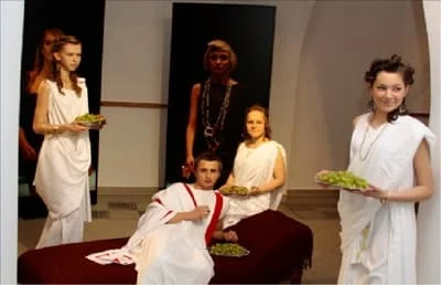 Uczniowie IV LO w Kaliszu w zaprojektowanych przez siebie strojach z epoki