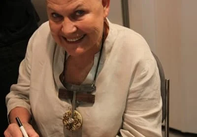 Elżbieta Dzikowskaw naszyjniku Andrzeja Kupniewskiego