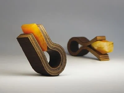 Izabela Włodarczyk:pierścionki - bursztyn bałtycki, drewno