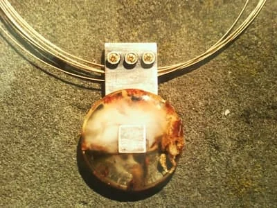 Naszyjnik z bursztynem zaprojektowany przez Ewę Kurzynkę